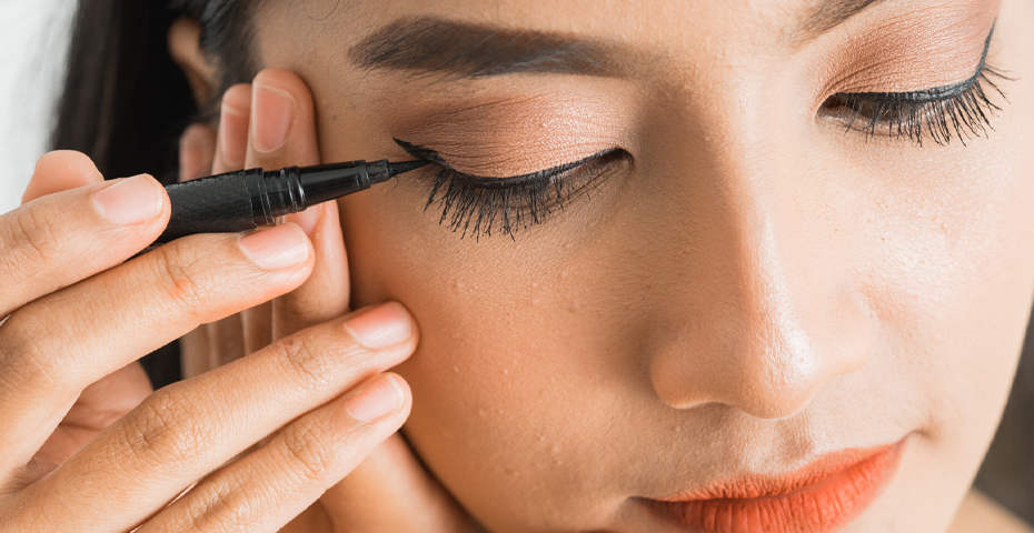 7 نکته کلیدی که قبل از کشیدن خط چشم هر خانمی باید بداند - لوازم آرایش مهرو