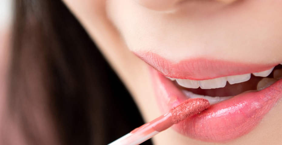 تفاوت رژلب مایع با جامد در چیست؟ - لوازم آرایش مهرو